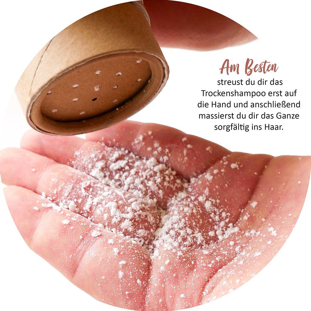Mano con polvere di shampoo secco. Contenitore di cartone con fori. Testo: Applicare lo shampoo secco sulla mano, poi massaggiare sui capelli.