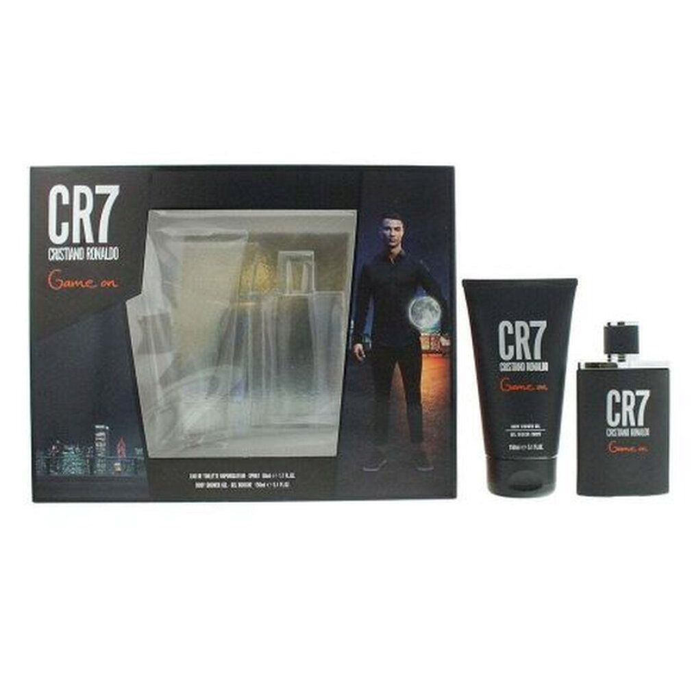 Confezione regalo nera. Contiene flacone, gel doccia e eau de toilette. Stampa: CR7 Game On. Immagine di Cristiano Ronaldo.