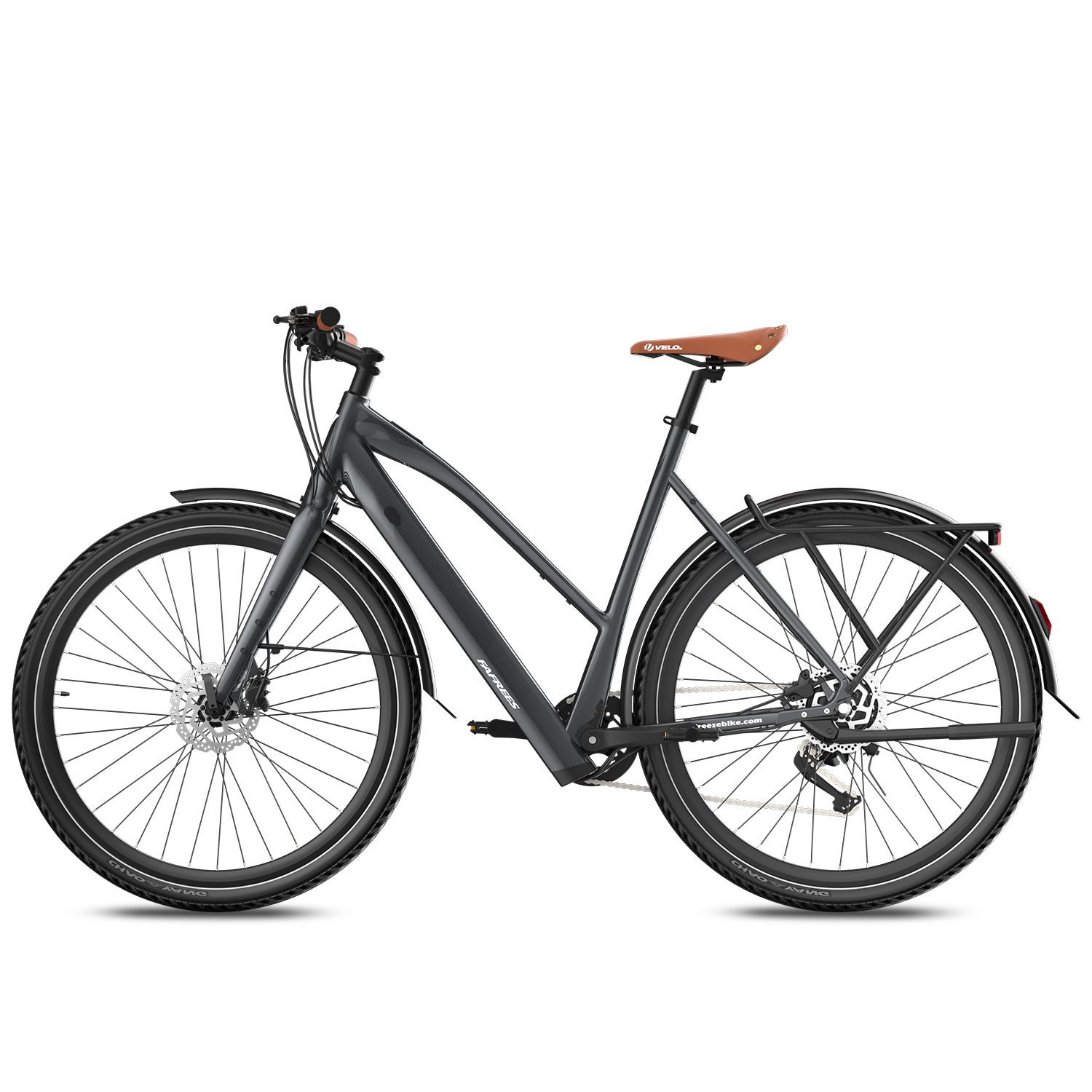E-bike grigio scuro con sella marrone. Pneumatici neri, parafanghi. Vista laterale.
