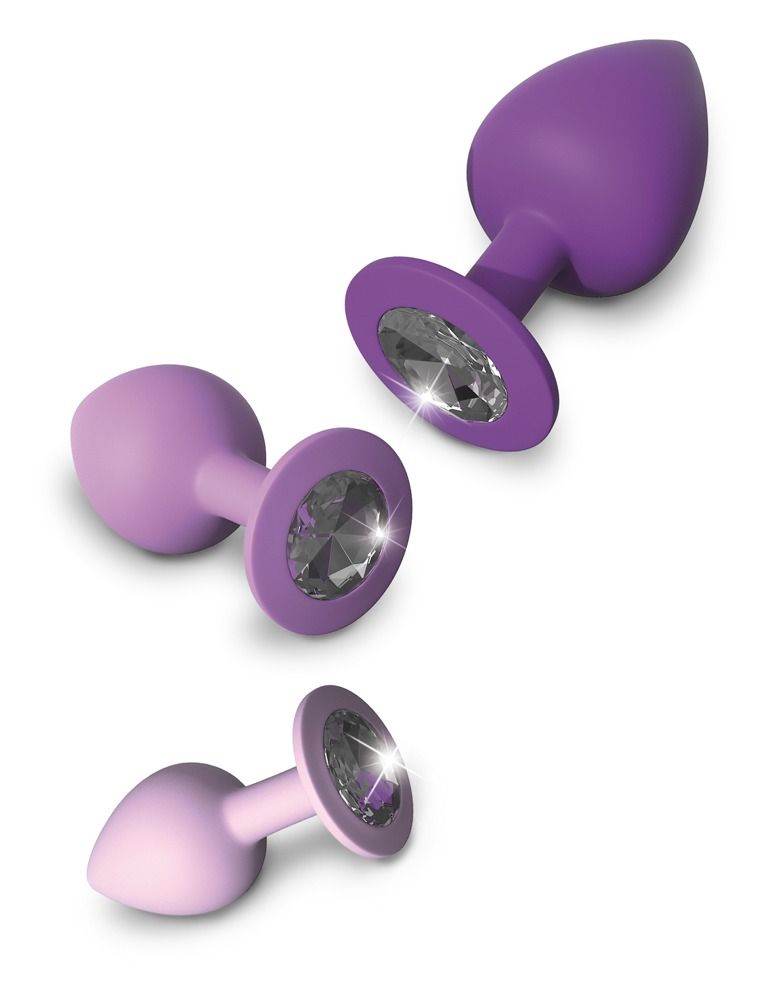 Tre plug anali con base in cristallo, viola e lavanda, mostrati da diverse angolazioni.