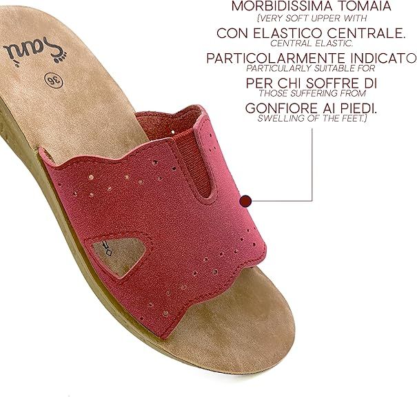 Sandalo Sanì rosso a punta aperta. Tomaia traforata, inserto elastico. Testo: 'MORBIDISSIMA TOMAIA'.
