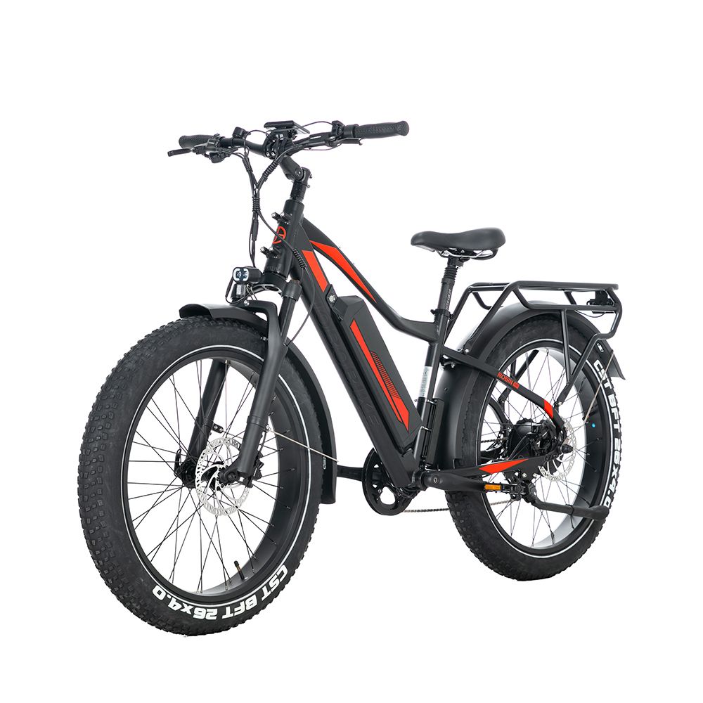 E-MTB nero con dettagli rossi. Pneumatici larghi, portapacchi, parafanghi. Dettagli visibili: cambio Shimano.