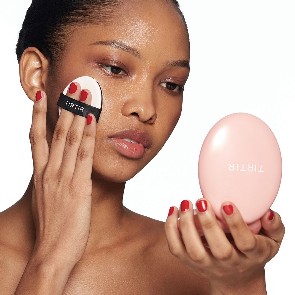 Una donna applica il TIRTIR Mask Fit All Cover Cushion sul viso con un applicatore.
