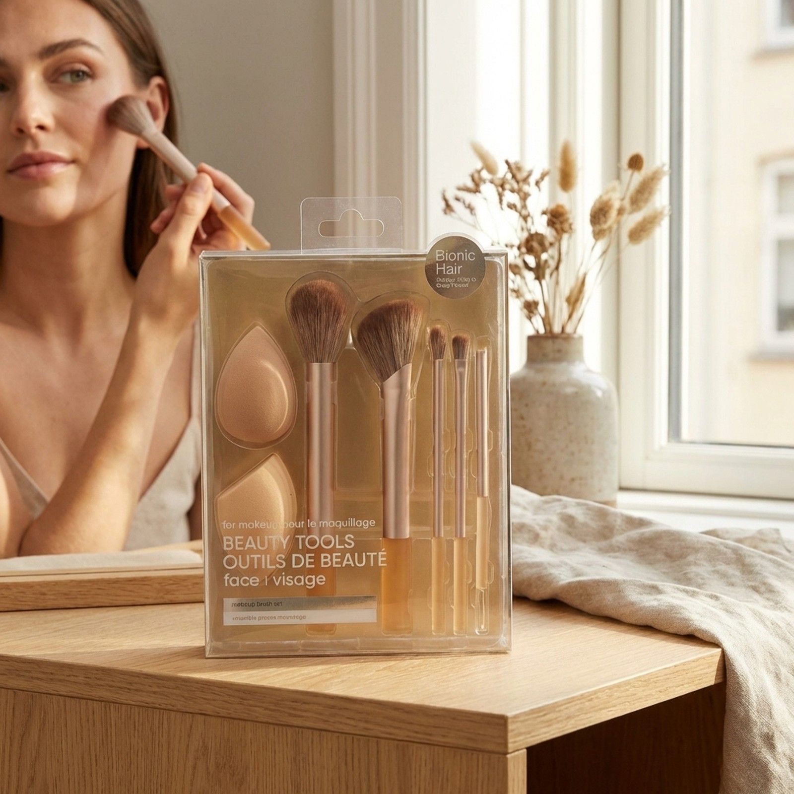Set confezionato di quattro pennelli per il trucco e due spugnette per il trucco, color oro rosa.