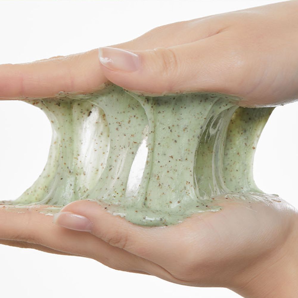 Mani che tengono una sostanza verde gelatinosa. La consistenza è elastica e contiene piccole particelle scure.