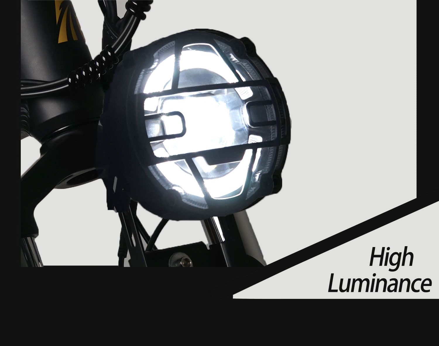 Primo piano del faro di una e-bike. Luce intensa.