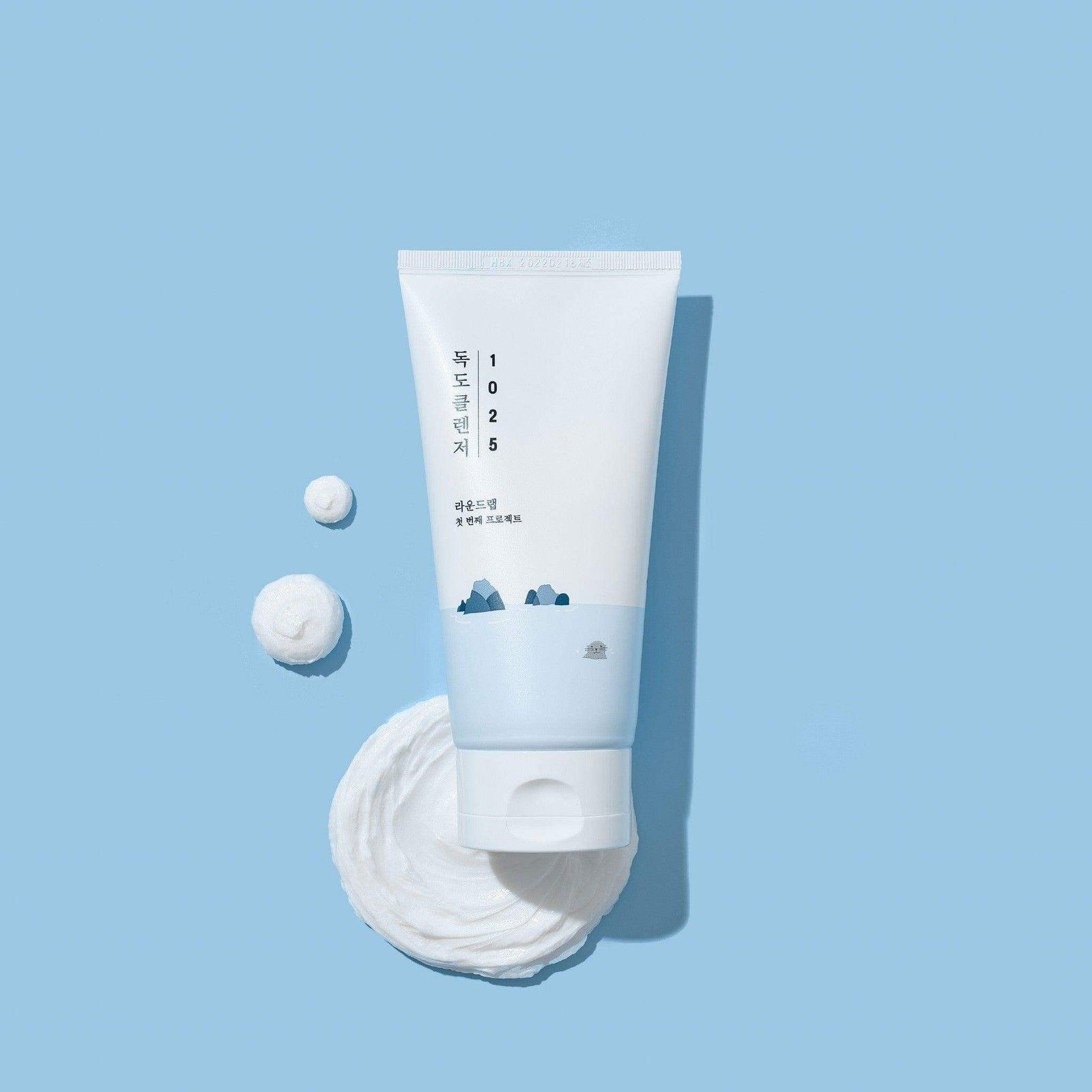 Tubo bianco con macchie di schiuma e illustrazione di paesaggio blu.