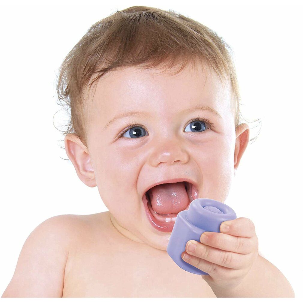 Bambino con un giocattolo viola in bocca. Il bambino sorride.