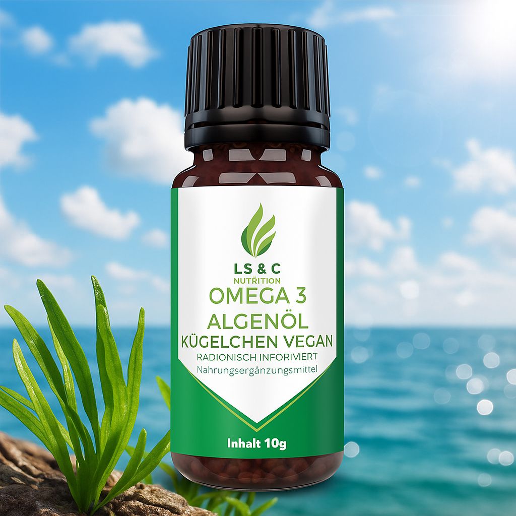 Flacone di vetro marrone con tappo nero. Etichetta bianca e verde con testo: Omega 3 Algenöl, Kügelchen Vegan. Sfondo: mare.