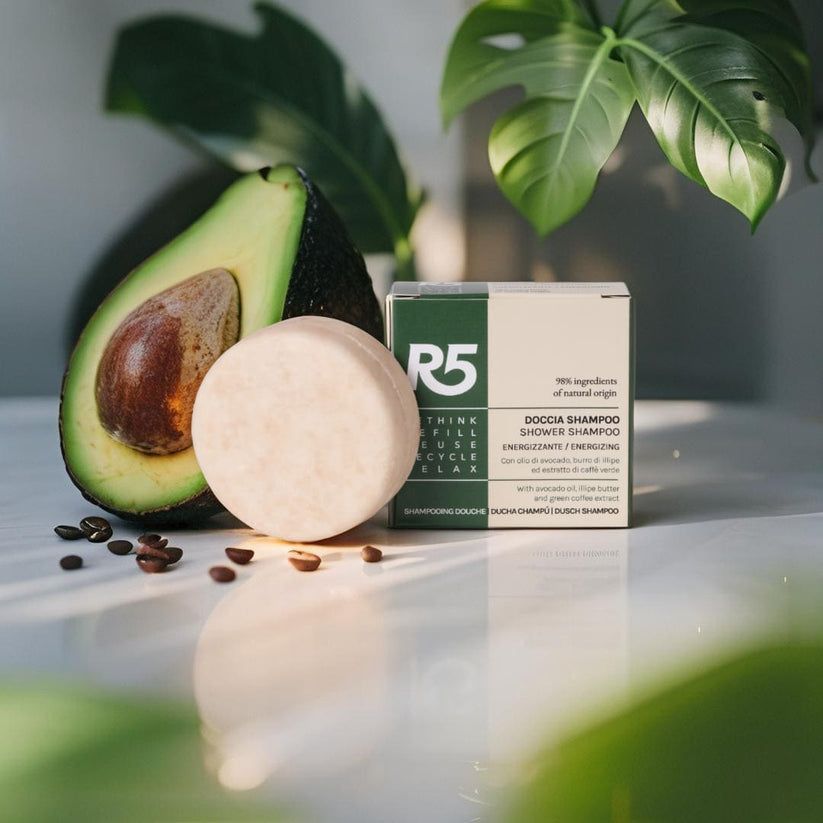 Confezione R5 e shampoo solido. Accanto avocado e chicchi di caffè. Testo: 98% ingredienti di origine naturale.