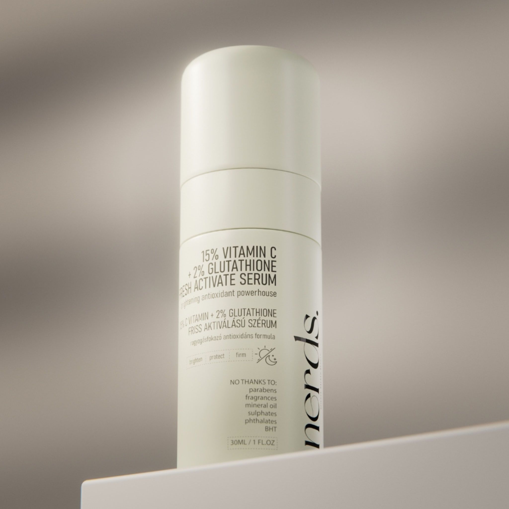 Flacone beige con contagocce, siero 15% Vitamina C + 2% Glutatione.