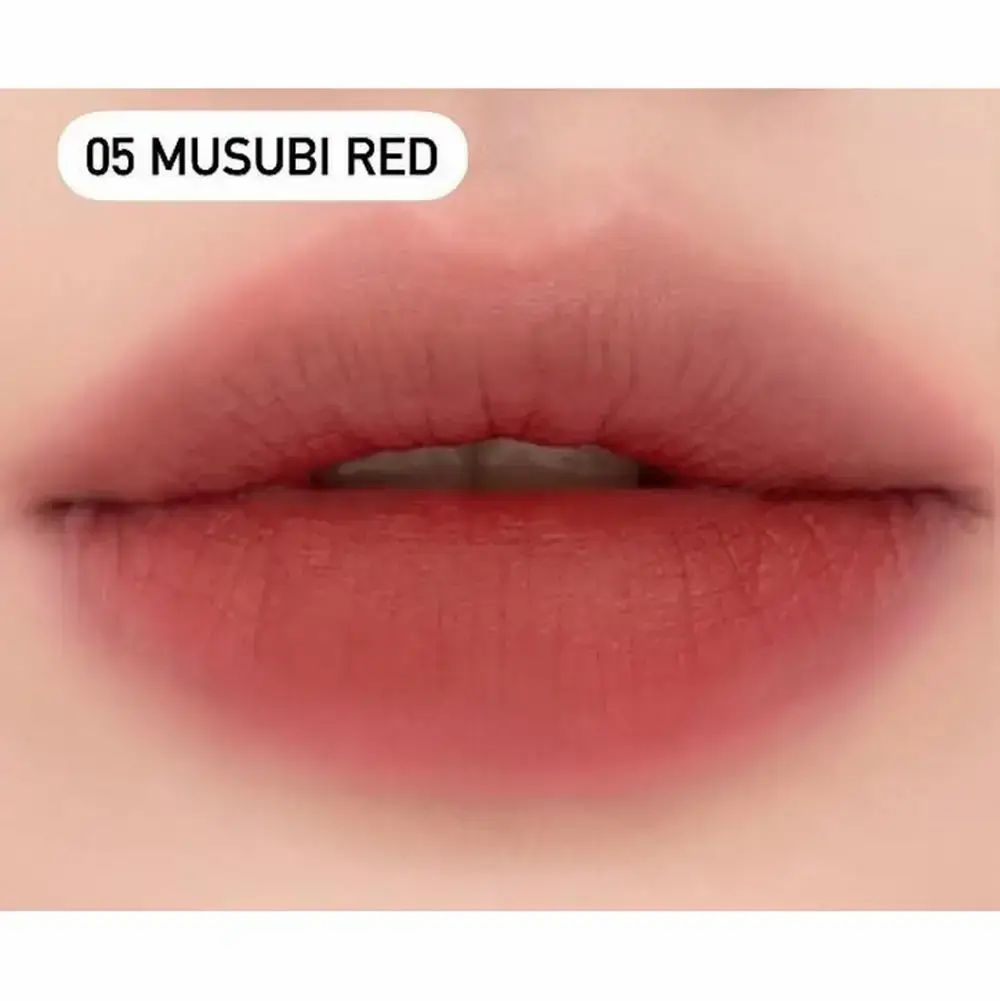 Primo piano di labbra truccate con il rossetto 05 Musubi Red. In alto è scritto "05 MUSUBI RED".