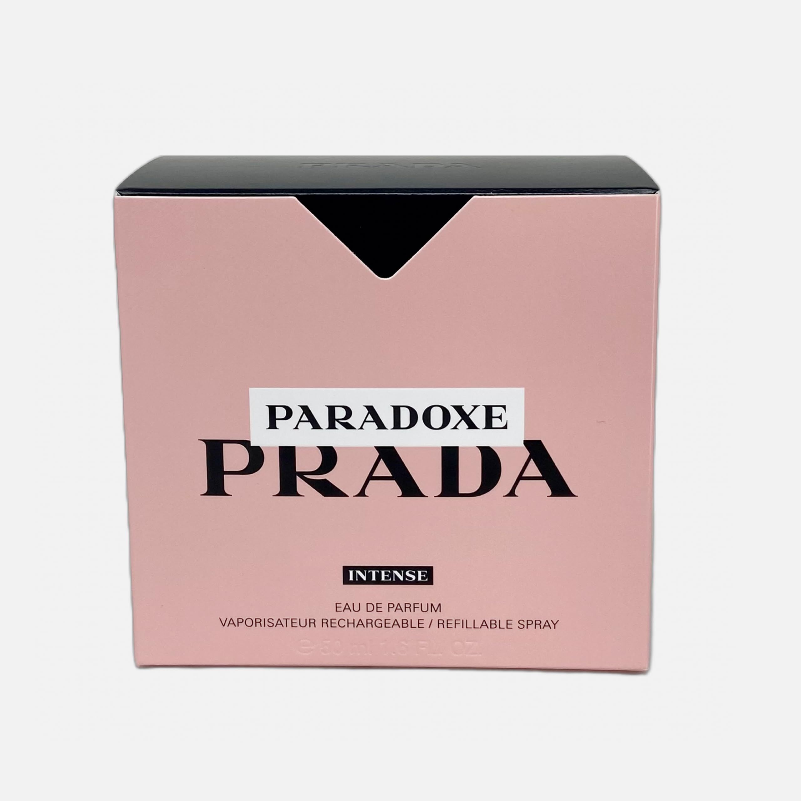 Confezione rosa con testo nero. Testo: PARADOXE, PRADA, INTENSE. Coperchio nero.