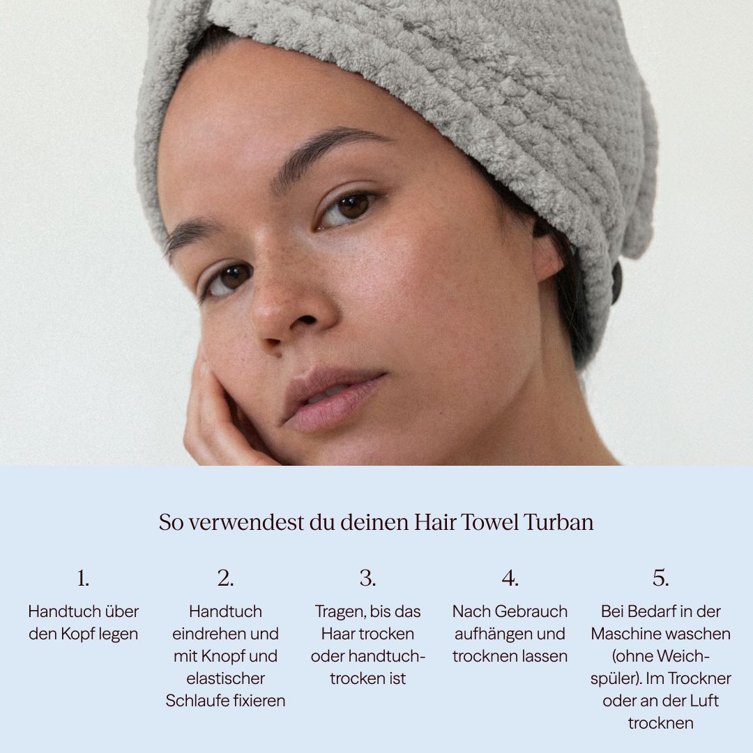 Donna con turbante per capelli grigio. Il testo mostra una guida passo-passo per l'uso: indossare, torcere, fissare, asciugare, lavare.