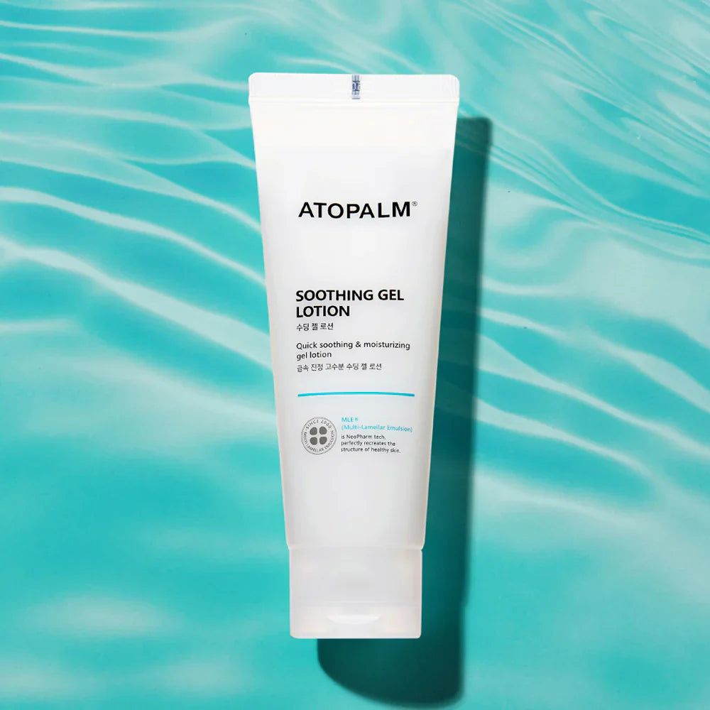 Tubo bianco ATOPALM Soothing Gel Lotion su sfondo acqua blu. Nome del prodotto e testo in inglese e coreano.