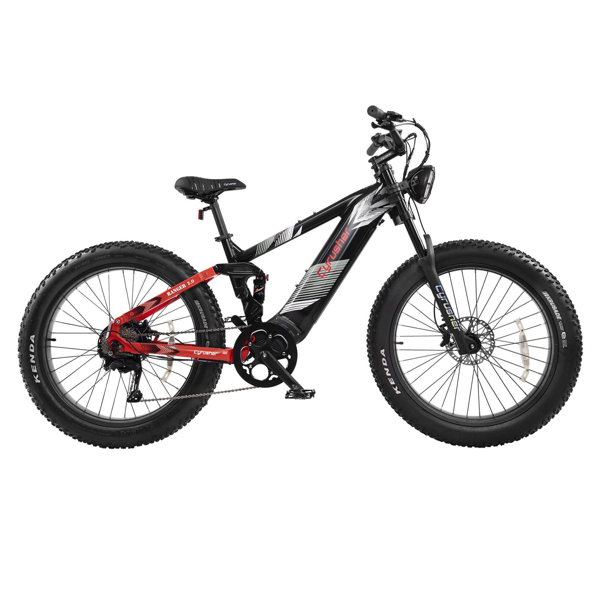 E-MTB nero con dettagli rossi. Pneumatici larghi, faro anteriore. Marchio CYRUSHER.