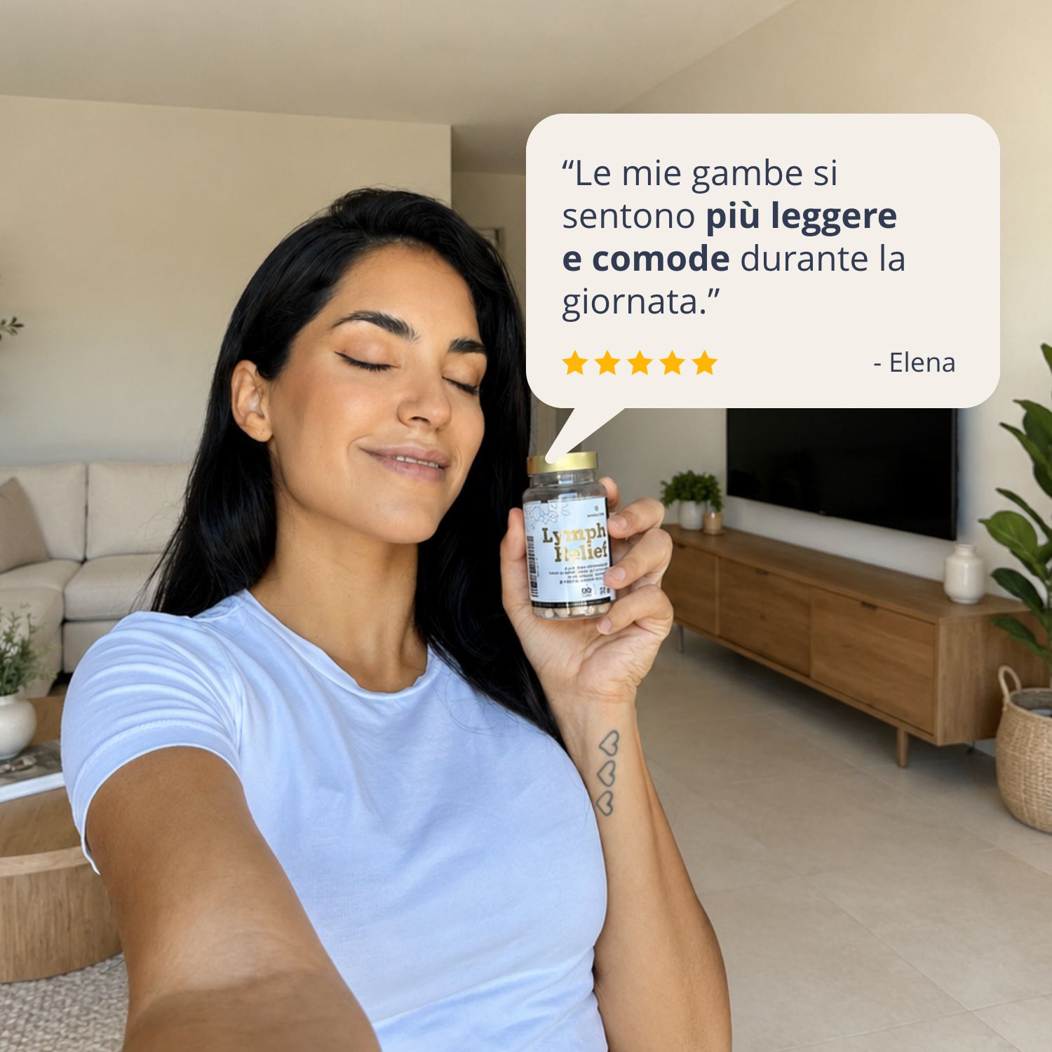 Donna che tiene una bottiglia di Lymph Relief, con una citazione su gambe più leggere e comode.
