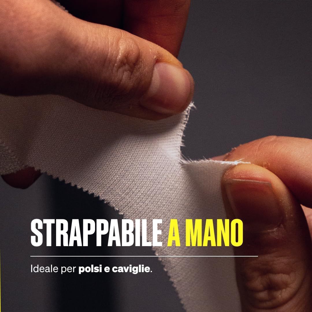 Mani che strappano del tape sportivo bianco a mano. Il tape è strappabile a mano.