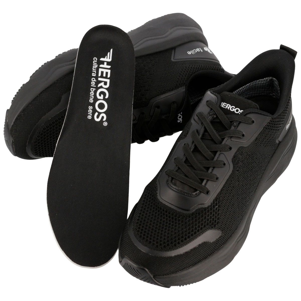 Sneaker nero traspirante con lacci e soletta rimovibile.