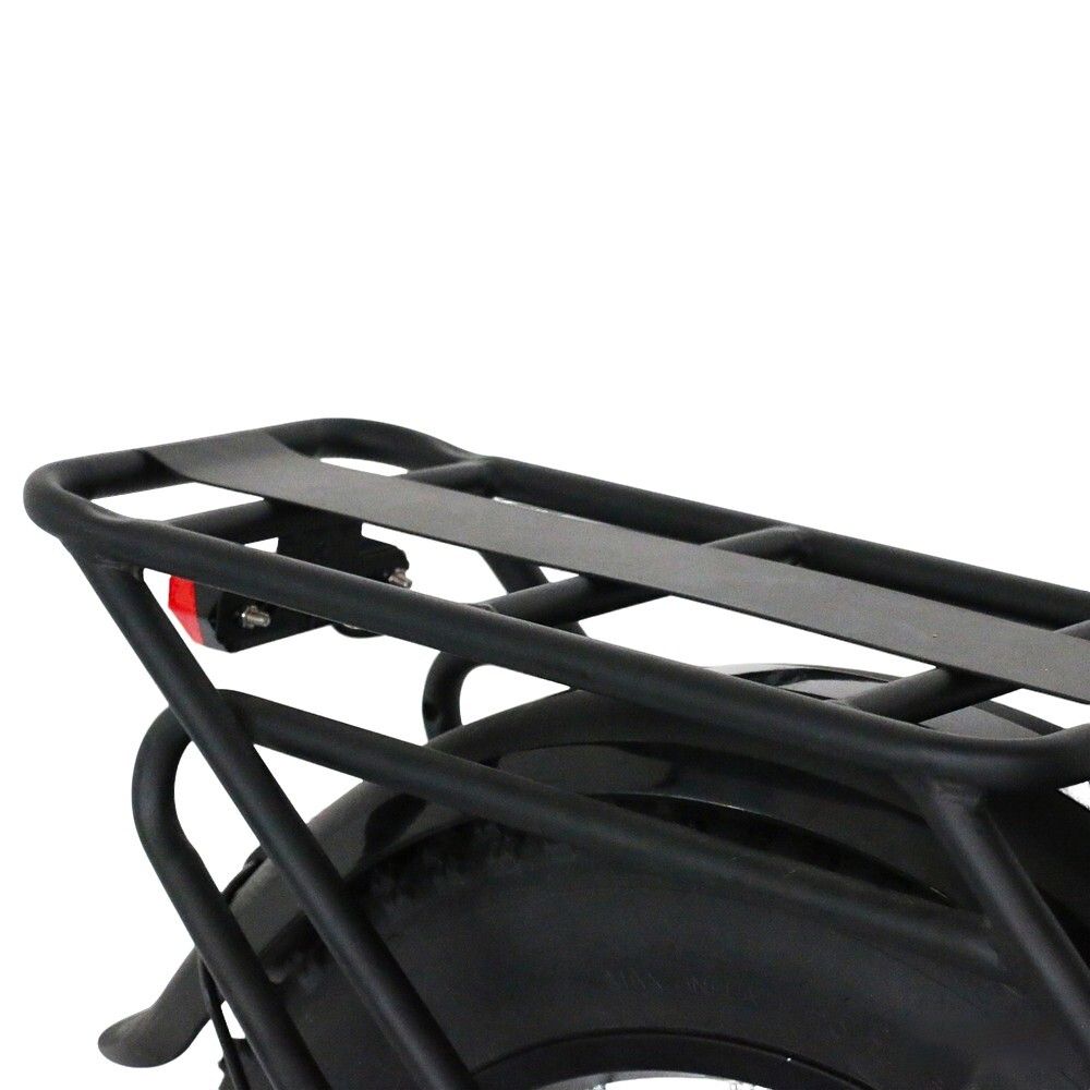 Portapacchi nero con fanale posteriore rosso. Il portapacchi è fissato alla parte posteriore della bicicletta.