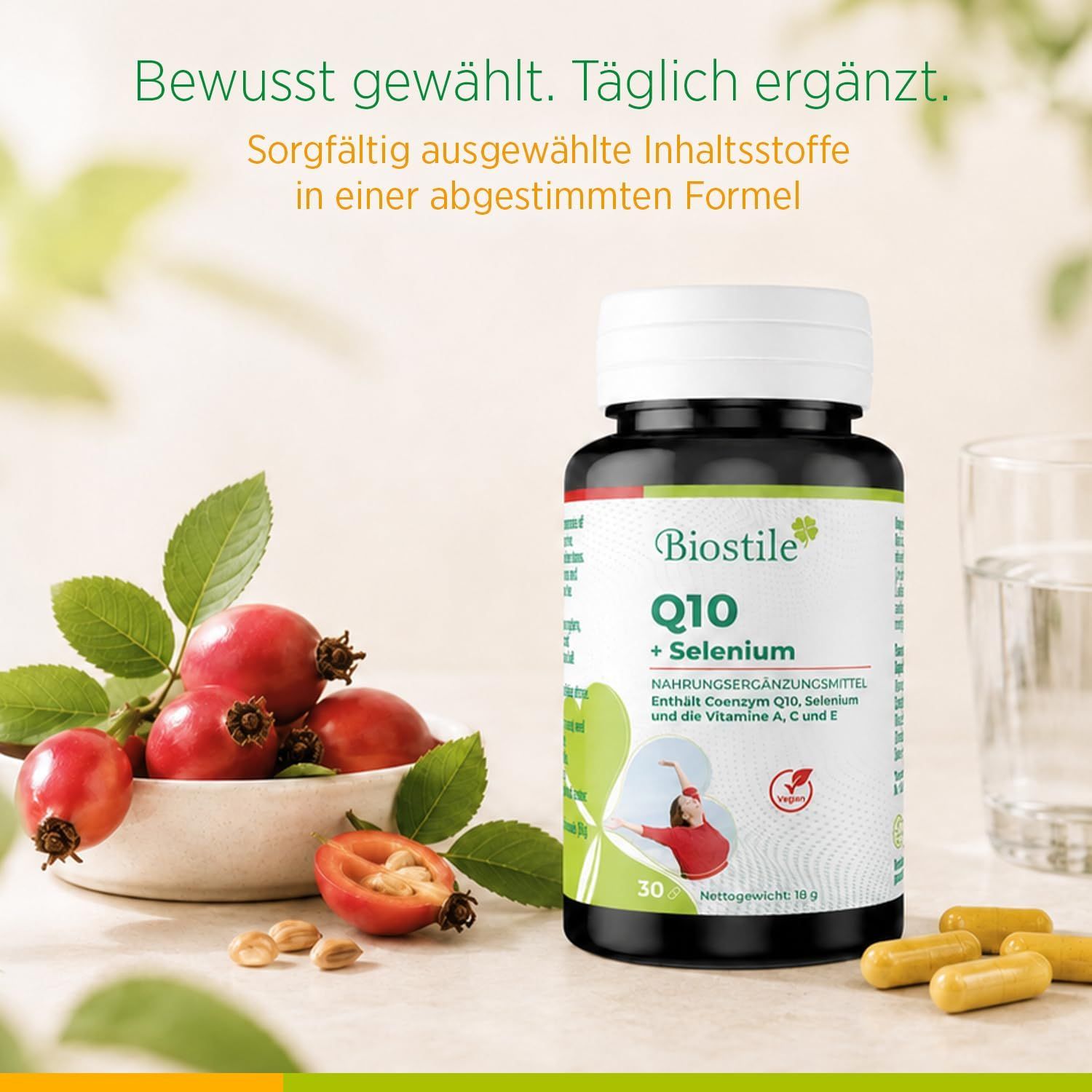 Barattolo Biostile Q10 + Selenium vicino a bacche di rosa canina e capsule. Contiene Coenzima Q10, Selenio e vitamine A, C, E.