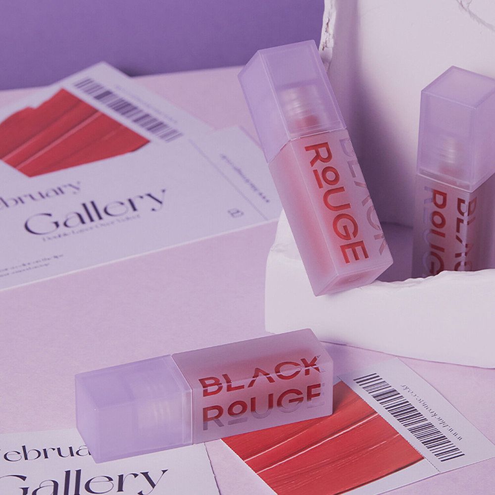 Diversi rossetti in flaconi quadrati. Scritta BLACK ROUGE. Confezione sullo sfondo.