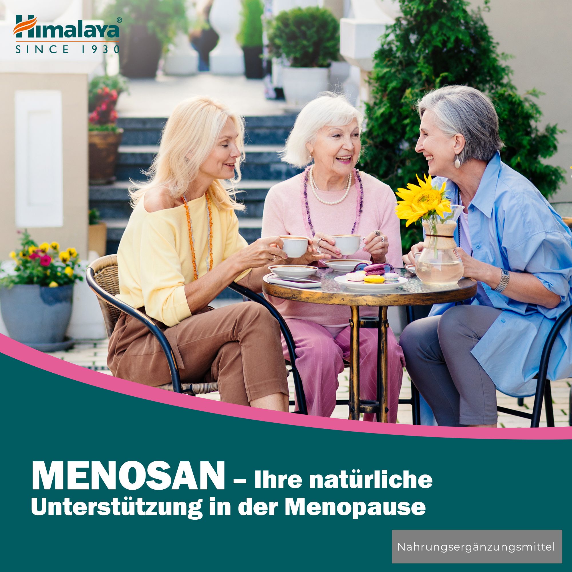 Tre donne si godono una pausa tè all'aperto, con Himalaya Menosan in primo piano.