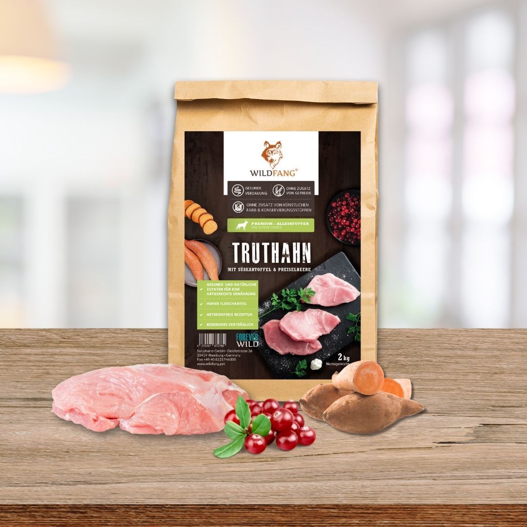 Confezione di cibo secco con tacchino, patate dolci e mirtilli rossi. Marchio: WILDFANG. Testo: TRUTHAHN, 2 kg.