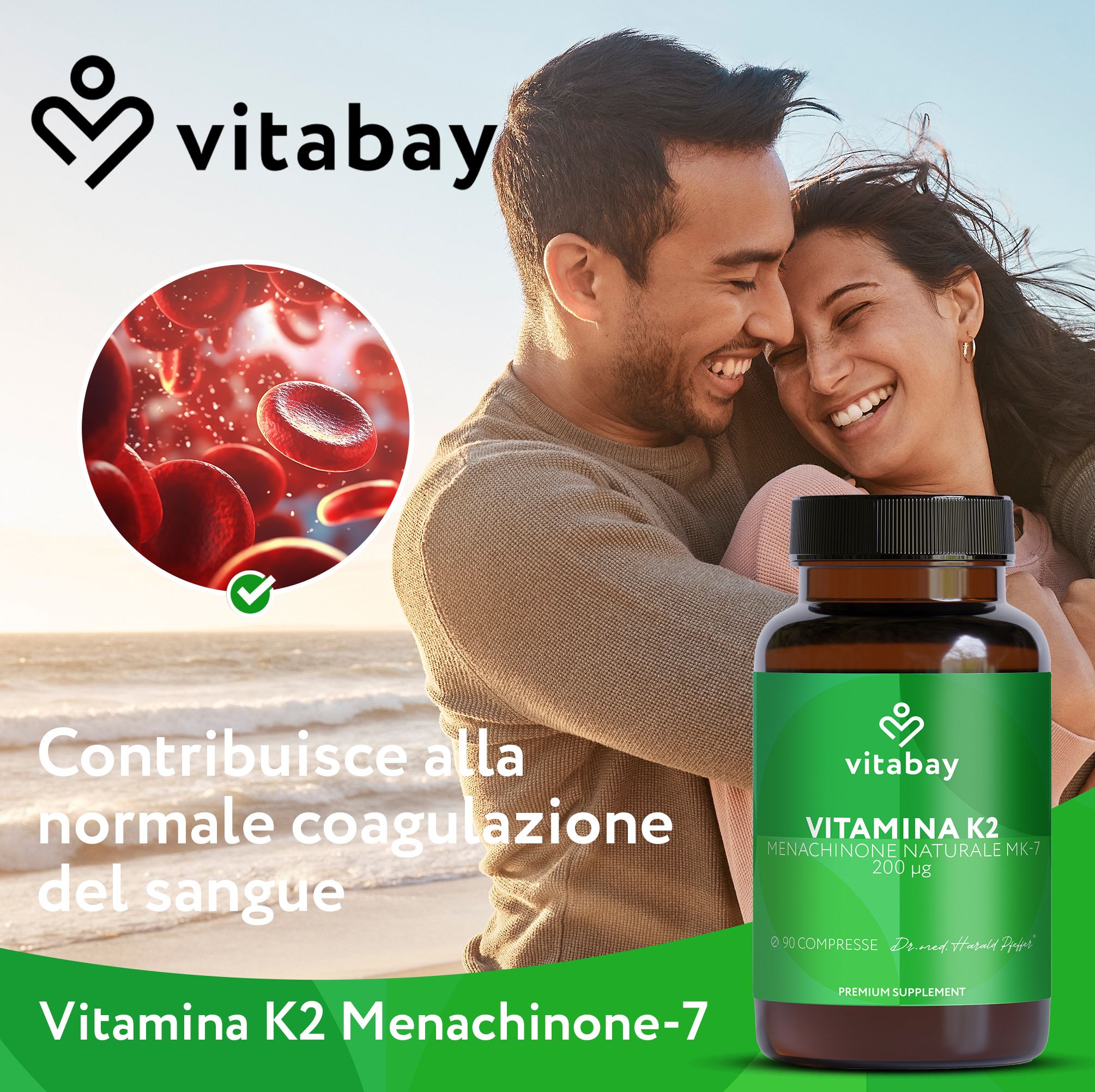 Coppia felice sulla spiaggia, bottiglia di Vitamina K2 Vitabay. Contribuisce alla normale coagulazione del sangue.