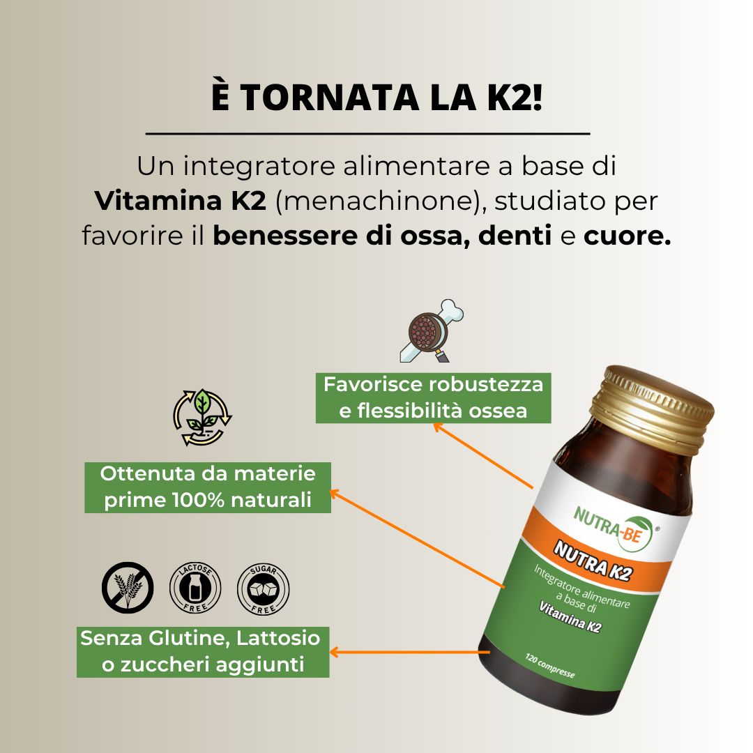 Grafico con flacone e testo. Flacone con etichetta. Testo: Integratore alimentare a base di vitamina K2. Senza glutine, lattosio, zuccheri.