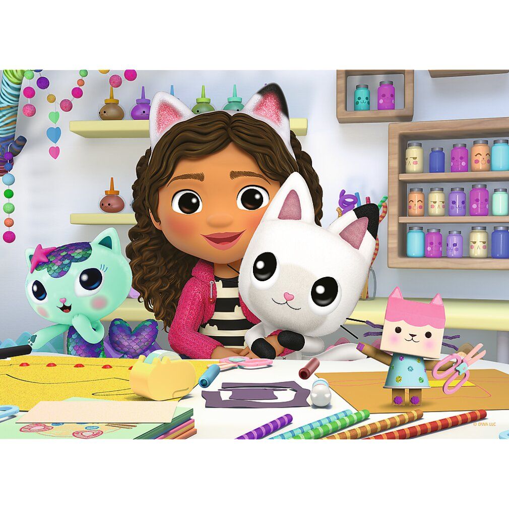 Puzzle con Gabby e personaggi di gatti in una stanza artigianale. Scena colorata con matite, carta e scaffali.