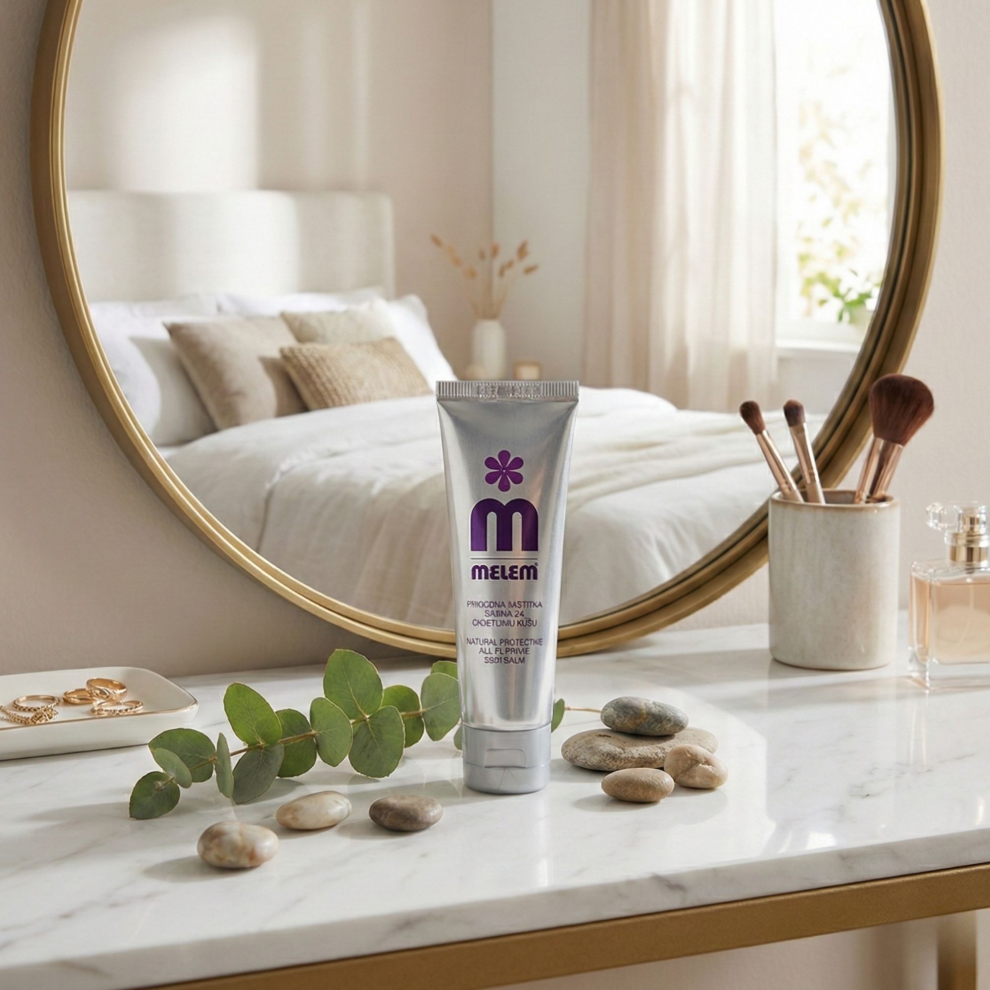 Tubo d'argento con logo viola e scritta MELEM su marmo. Ambiente: specchio, gioielli, trucco.