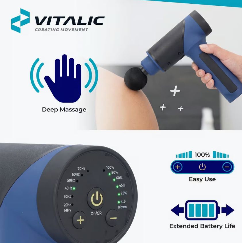 Pistola massaggiante blu-nera. Pannello di controllo con pulsanti e LED. Logo VITALIC. Mano che dimostra l'uso. Simboli delle funzioni.