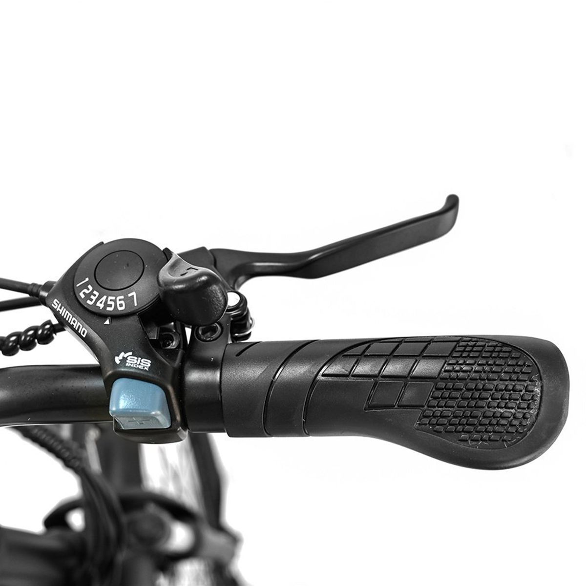 Primo piano del manubrio di una bici elettrica. Leva del cambio con numeri e leva del freno.