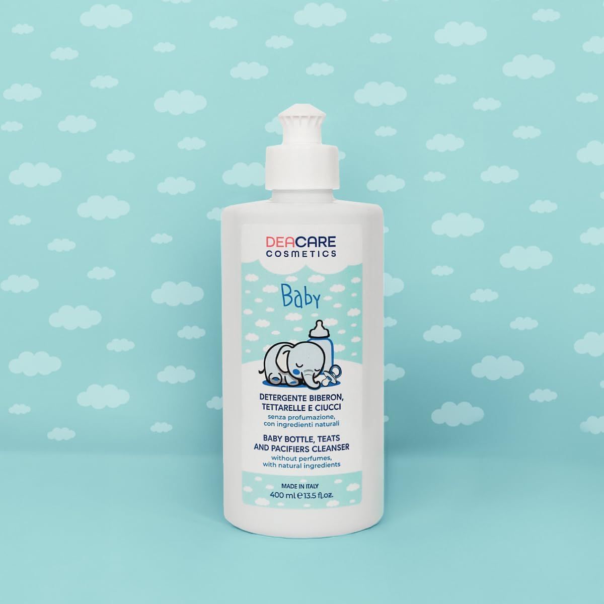 Una bottiglia bianca di DEACARE Baby Detergente. Sull'etichetta, un disegno di elefante e informazioni sul prodotto.