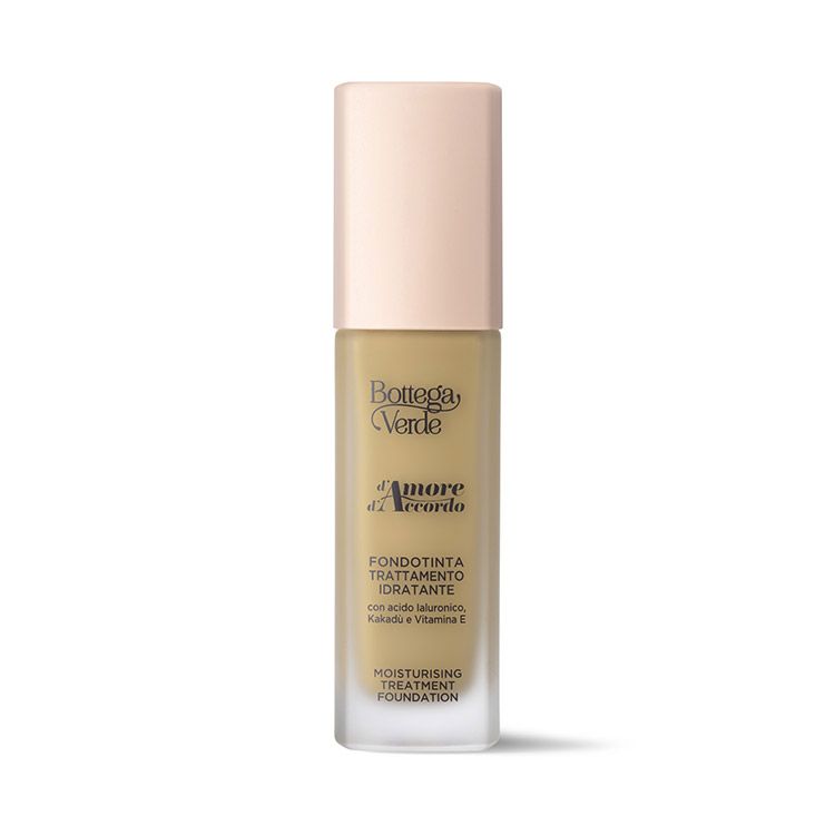 Flacone Bottega Verde, 'd'Amore d'Accordo'. Fondotinta beige, tappo rosa. Testo: Fondotinta trattamento idratante 12 ore.