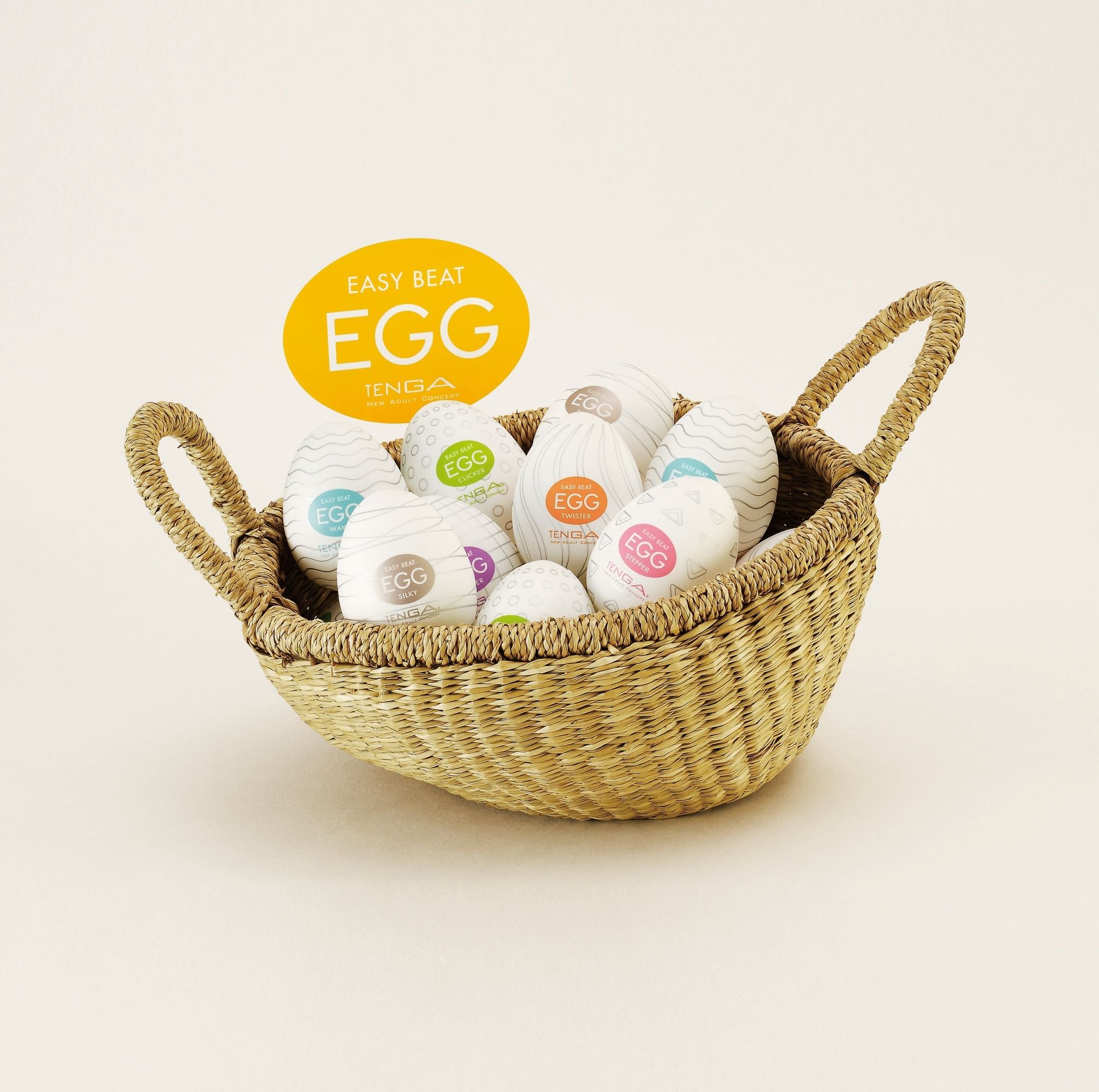 Cesto con diversi prodotti bianchi a forma di uovo. Scritta: EASY BEAT EGG TENGA.