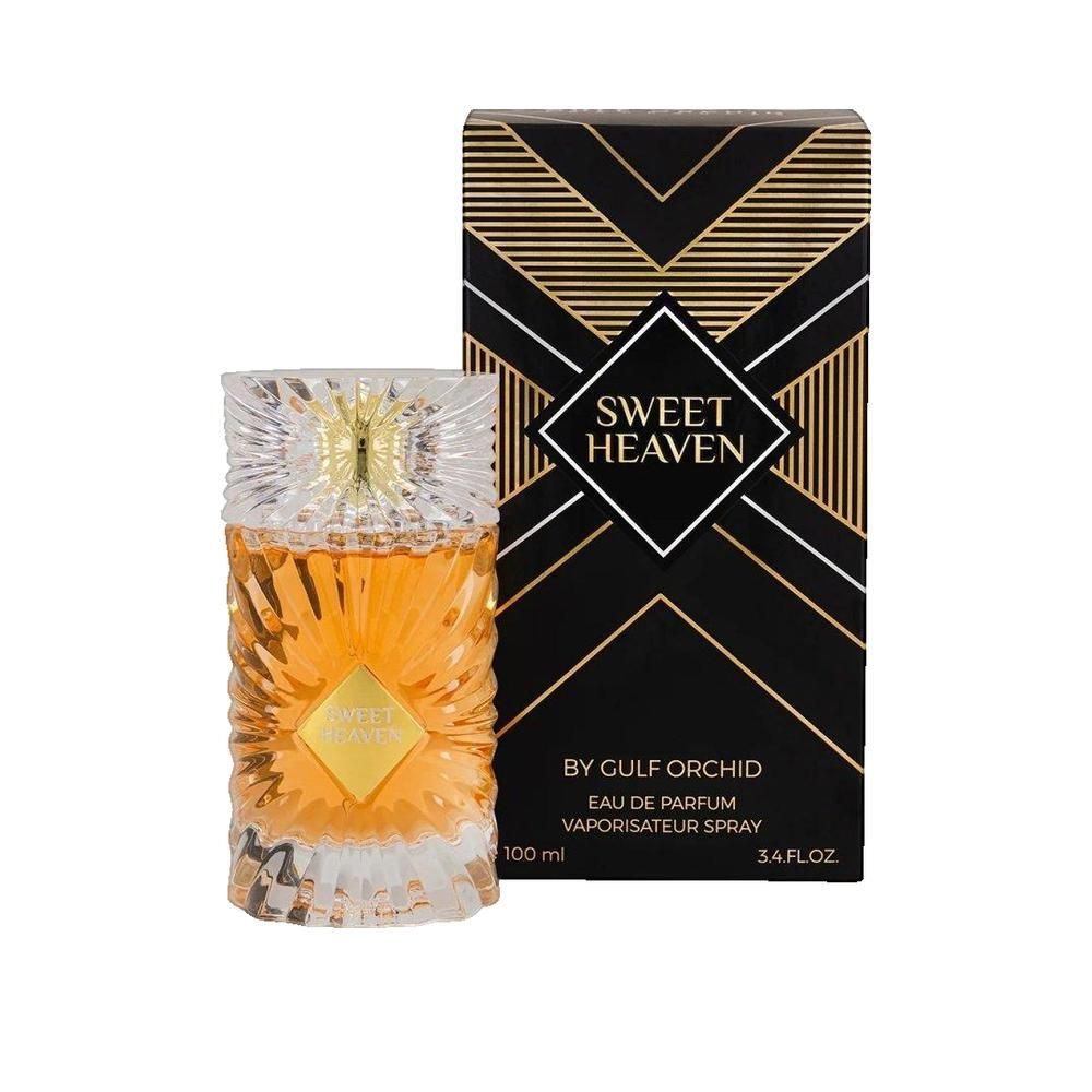 Flacone di profumo e scatola. Flacone con liquido dorato, etichetta dorata. Scatola nera con motivi geometrici dorati e testo.