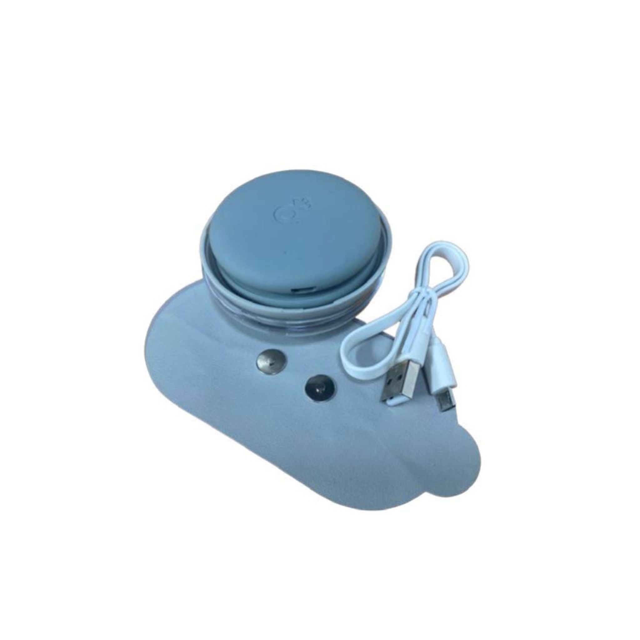 Uno stimolatore muscolare wireless grigio su un pad con cavo di ricarica.