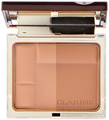 Palette di cipria compatta aperta, quattro tonalità, cornice dorata, scritta CLARINS.