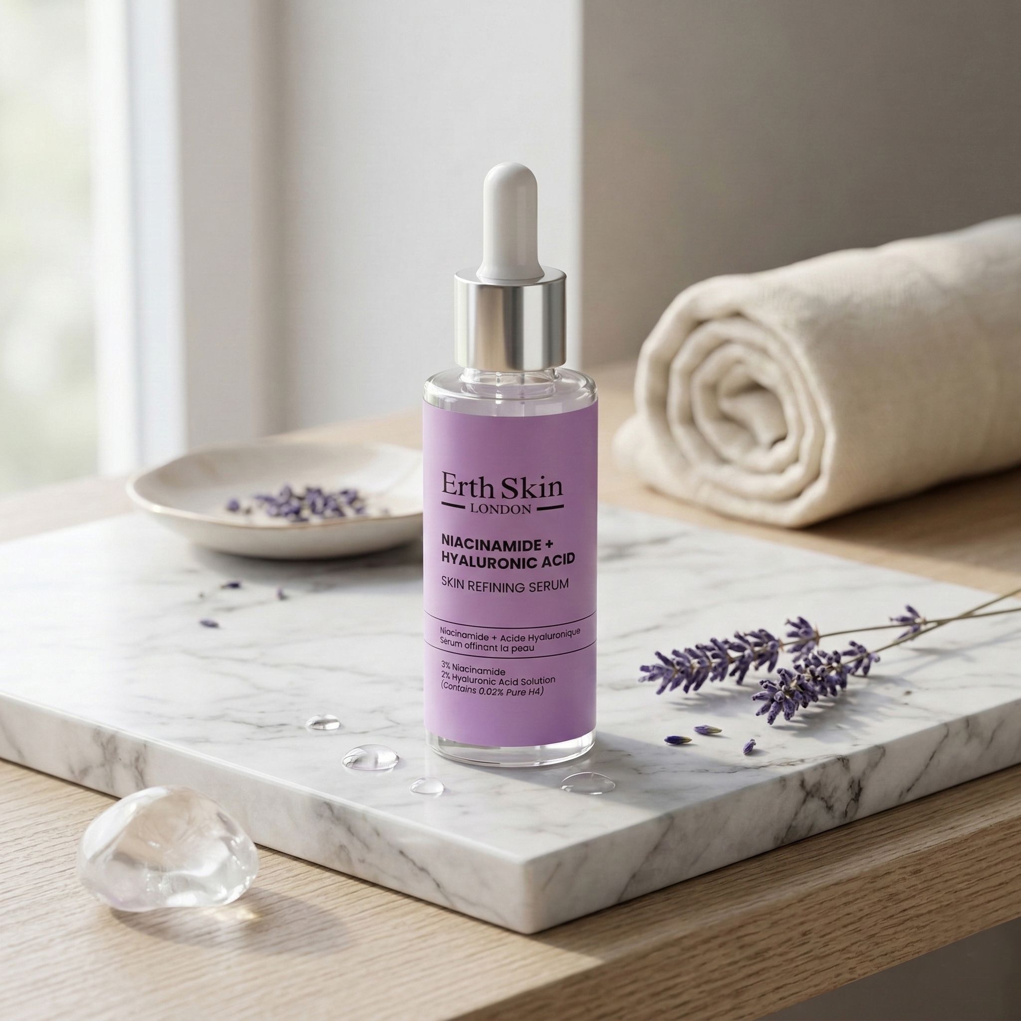 Una bottiglia con contagocce ed etichetta viola con scritto "Erth Skin London Niacinamide + Hyaluronic Acid Skin Refining Serum".