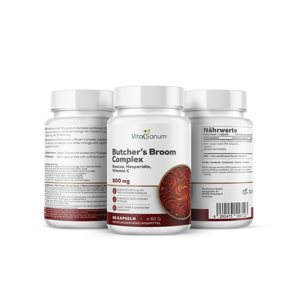 Tre barattoli di capsule VitaSanum Butcher's Broom Complex, 500 mg. Un barattolo davanti, due dietro.