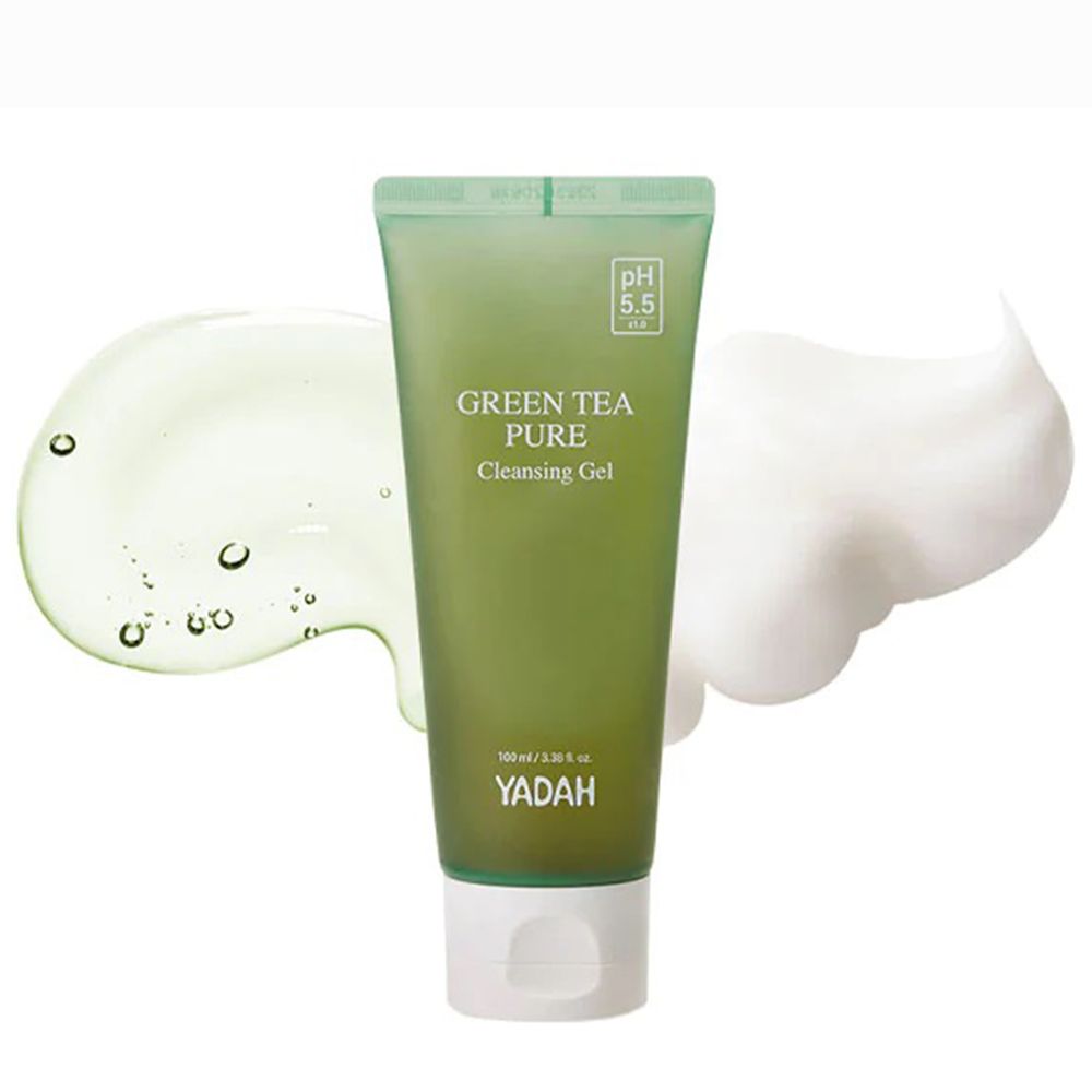 Tubo verde con texture gel e schiuma. Scritta: Green Tea Pure Cleansing Gel, pH 5.5, YADAH.