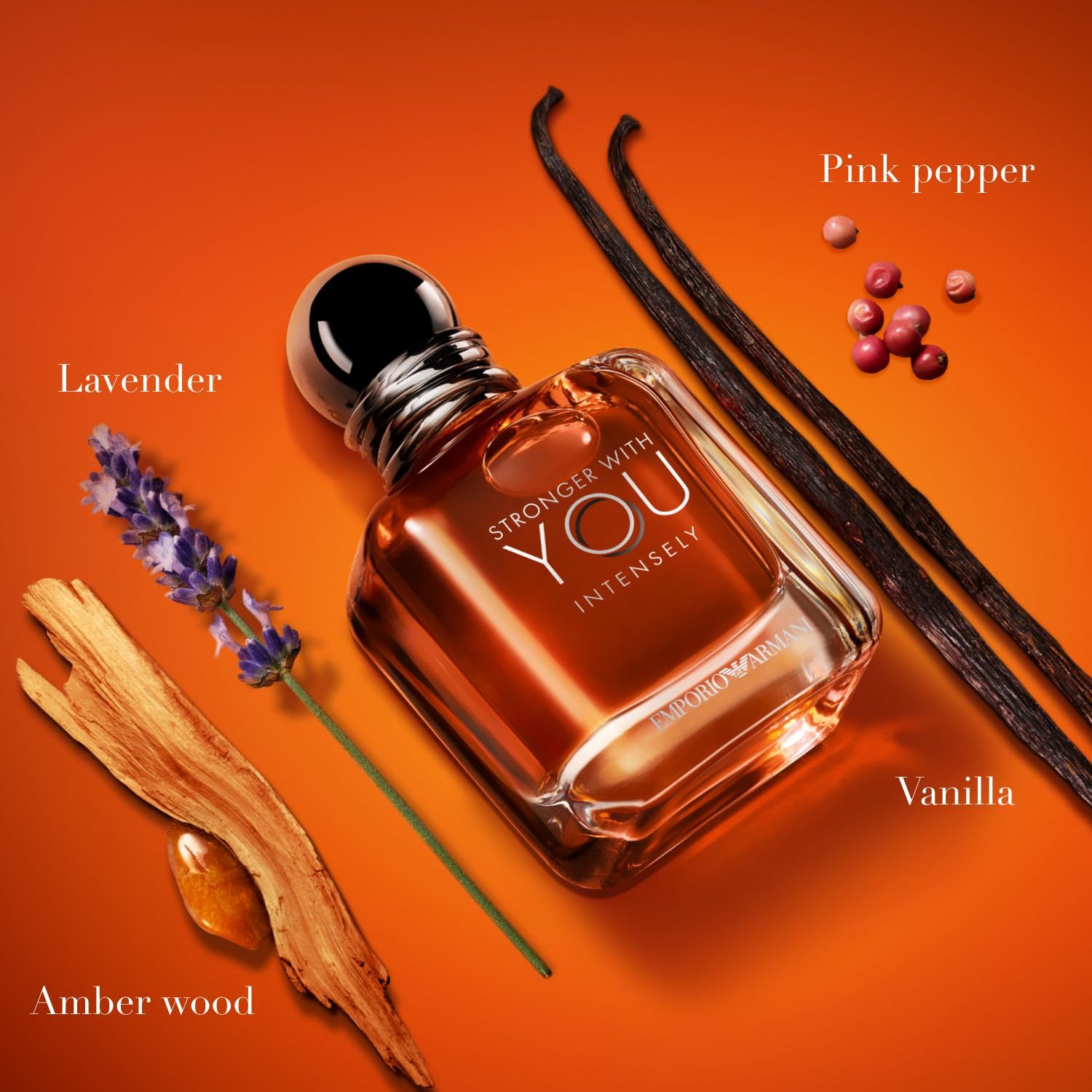 Flacone in vetro con liquido arancione, circondato da lavanda, vaniglia, pepe rosa e legno d'ambra. Scritta: Stronger With You Intensely.