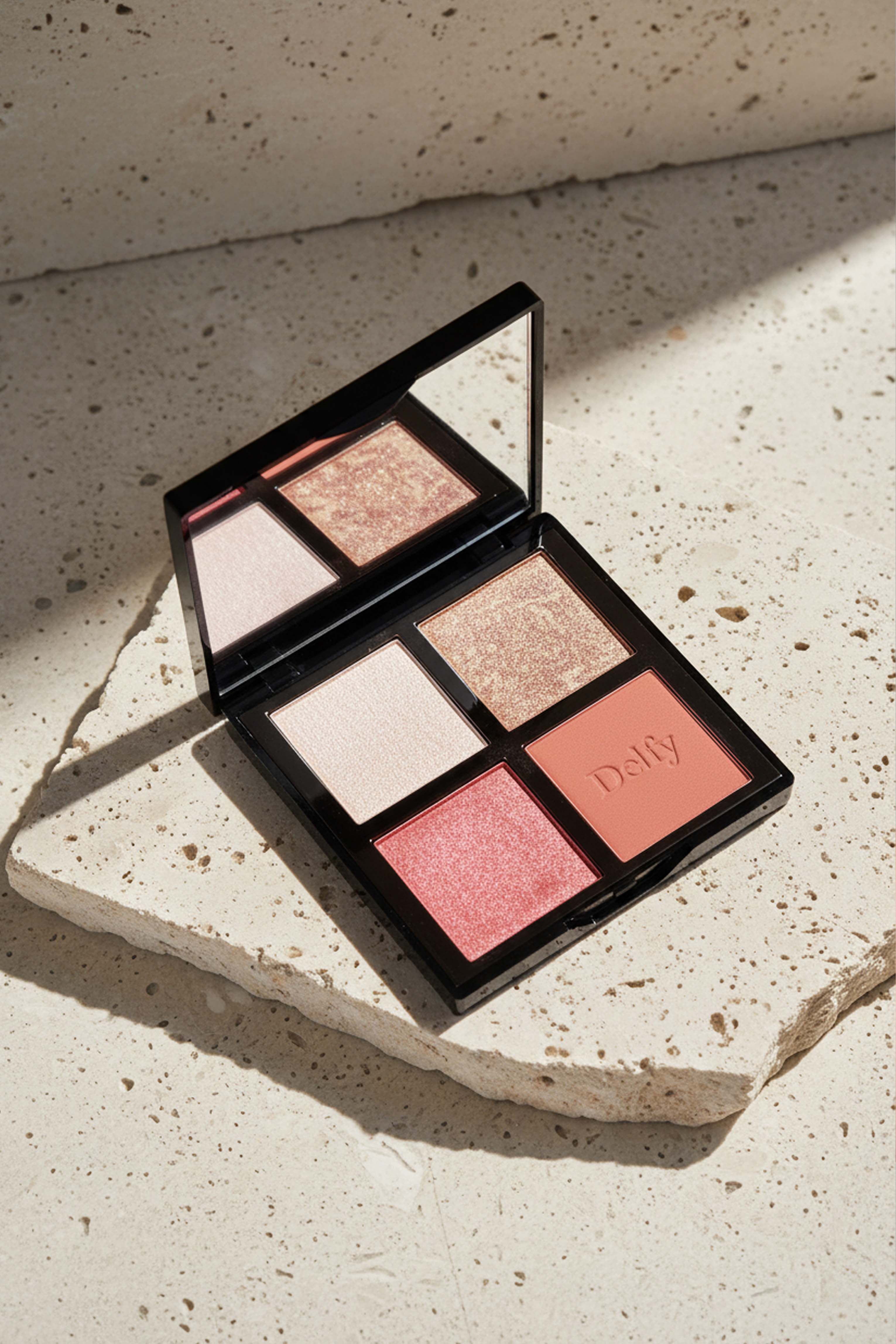 Palette ombretto quattro colori con tonalità rosa, oro e pesca, opache e scintillanti.