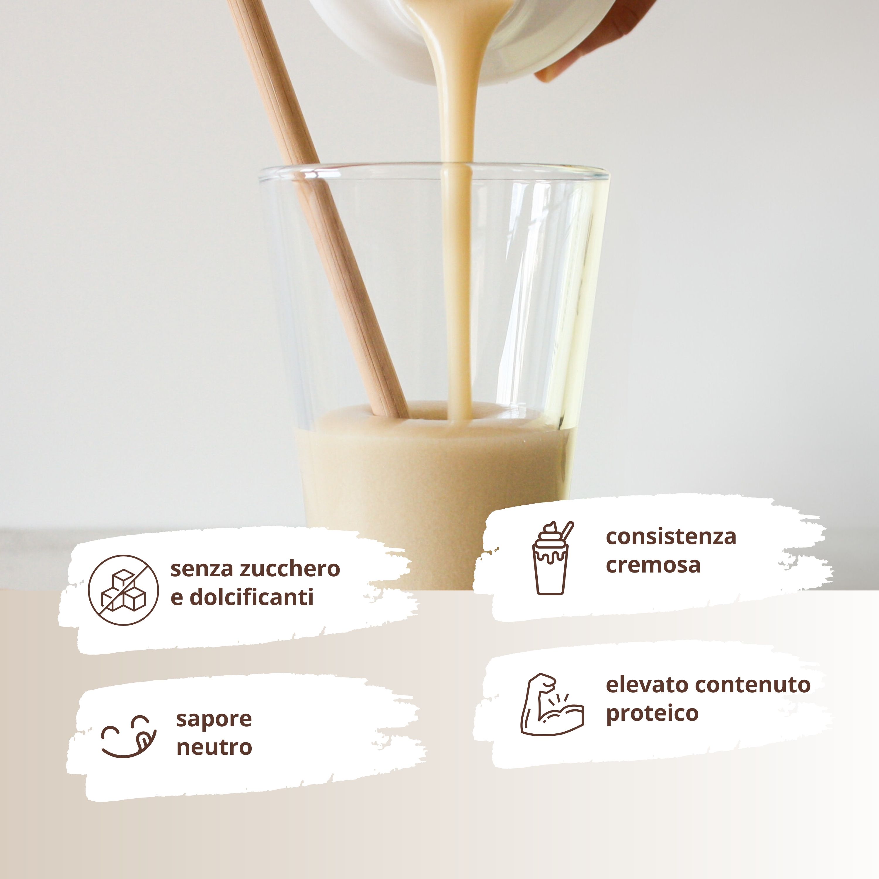 Bicchiere con liquido cremoso, due bastoncini di legno. Testo: senza zucchero e dolcificanti, consistenza cremosa, gusto neutro, alto contenuto proteico.