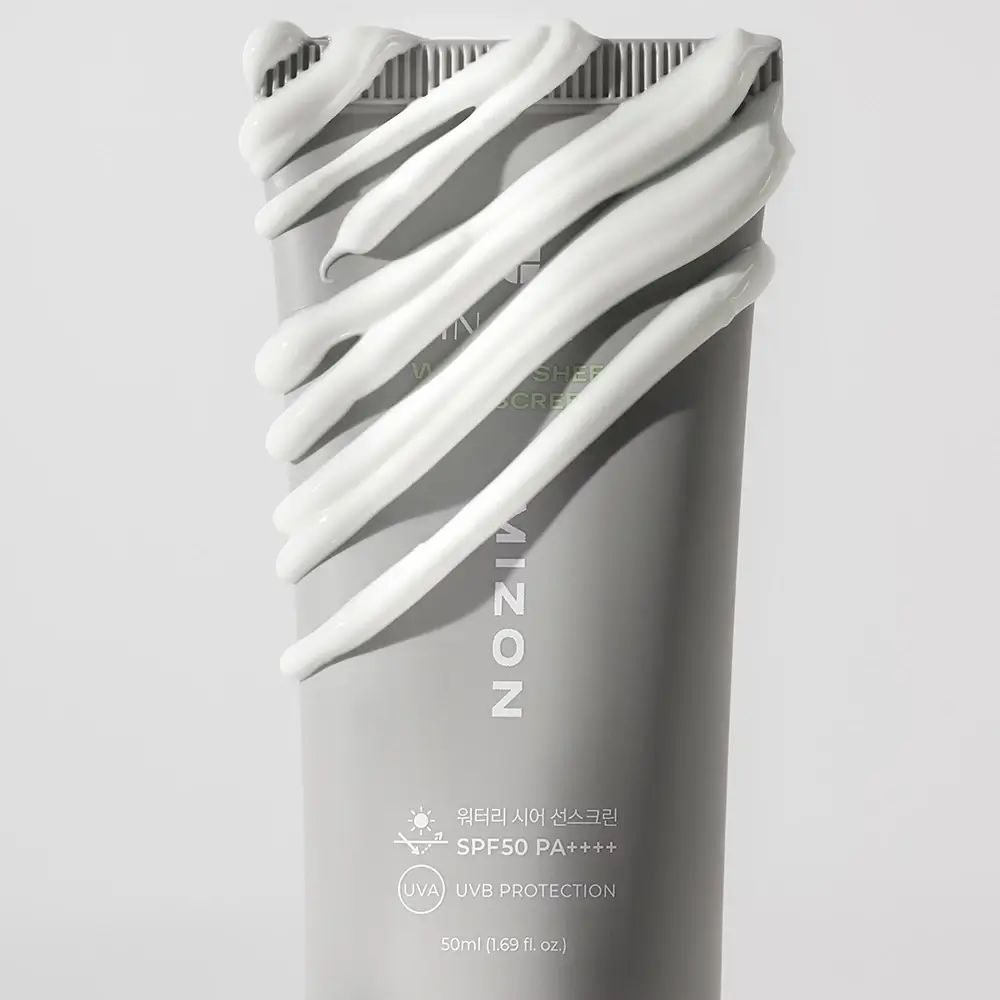Tubo grigio con crema solare. Testo: MIZON, INOUT, Watery Sheer Sunscreen, SPF50 PA++++, UVA UVB PROTECTION.