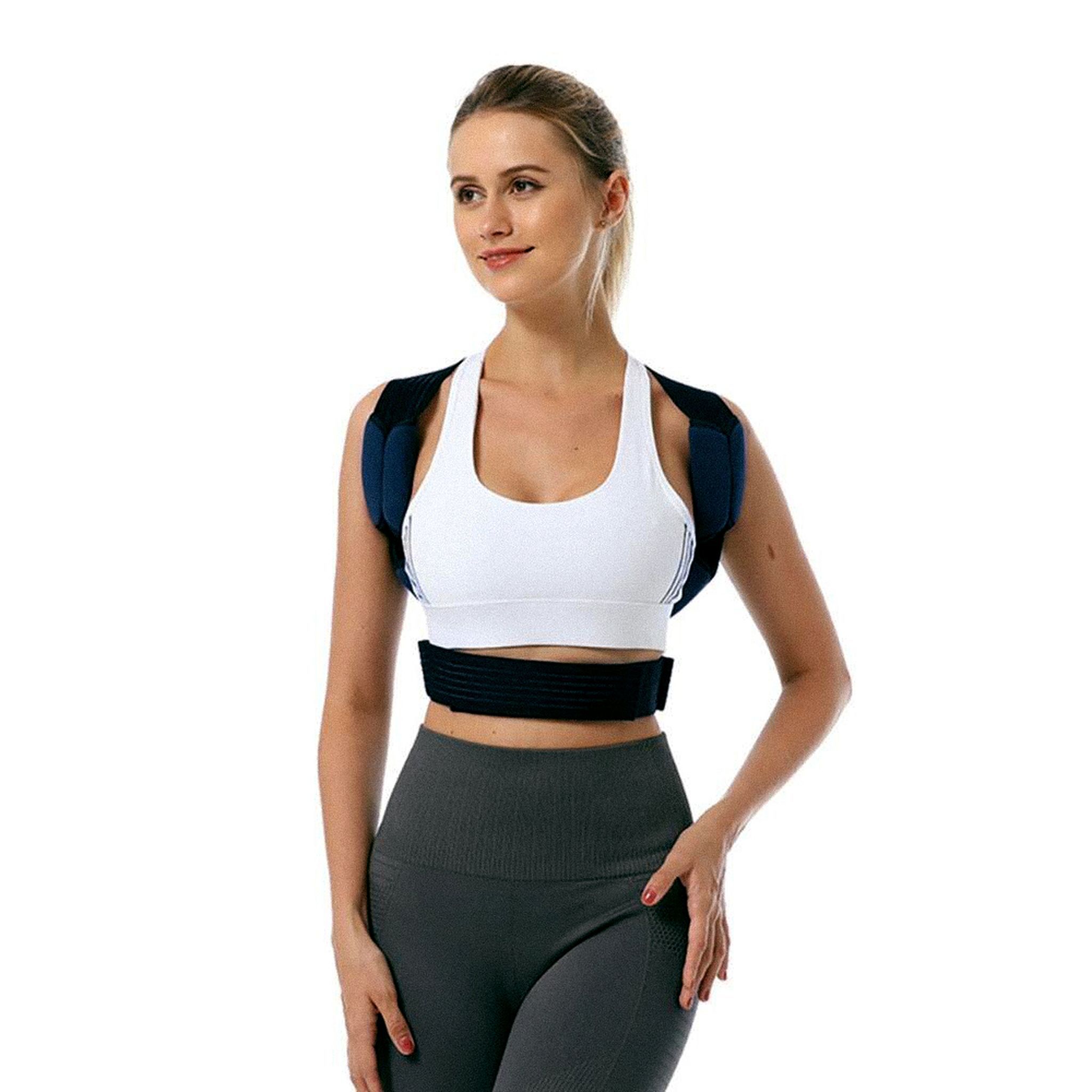 Correttore posturale nero con dettagli blu, indossato da una donna. Vista frontale.