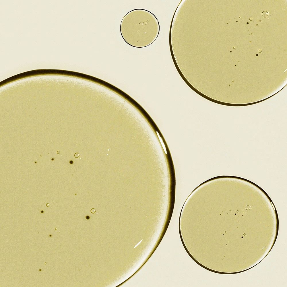 Primo piano di quattro cerchi di olio. Colore giallo chiaro. Vista dall'alto.