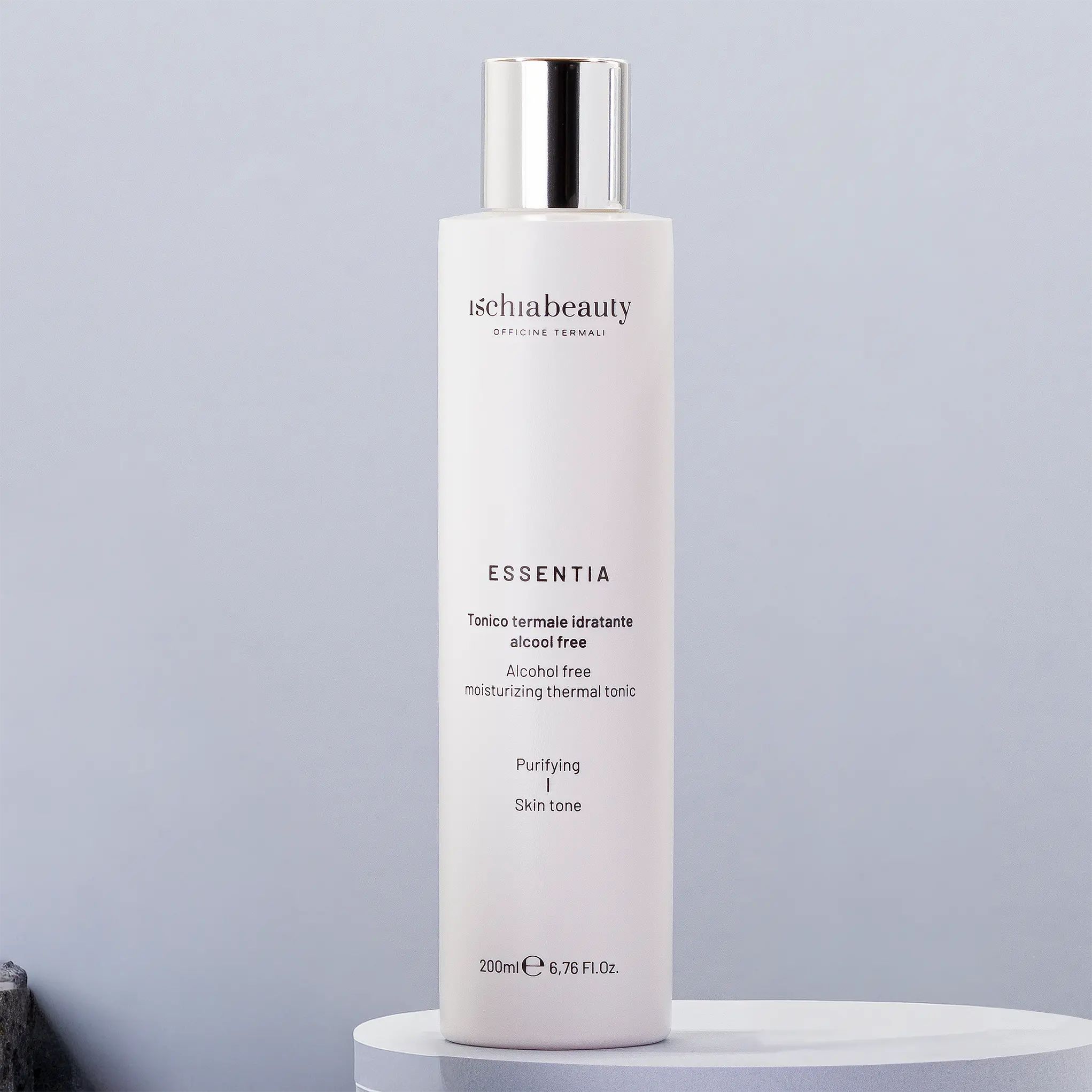 Flacone bianco con tappo argentato. Scritta: ischiabeauty, Essentia, Tonico termale idratante alcool free. 200ml.